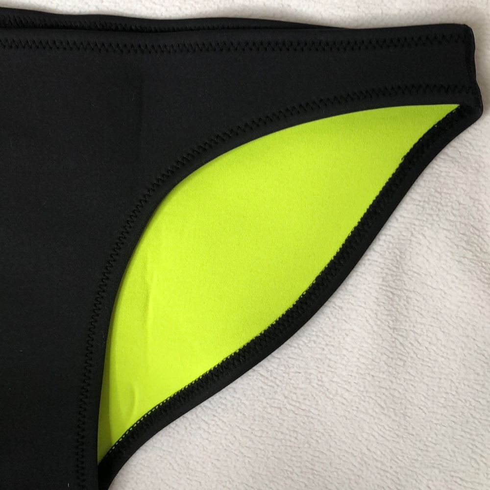 Bathing suit bottoms - Picture 2 of 3